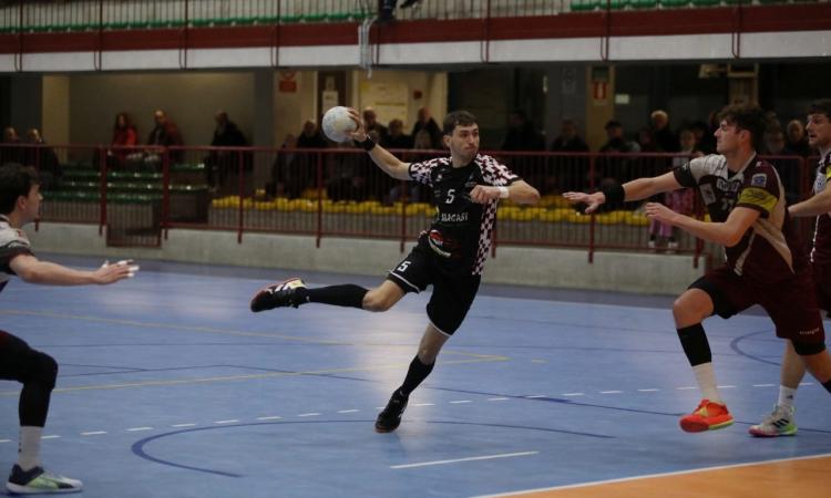 Pallamano, serata da incubo per Cingoli: Cassano Magnano vince 40-26 Pallamano, serata da incubo per Cingoli: Cassano Magnano vince 40-26