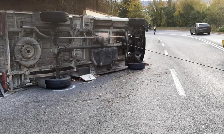 Macerata, furgone si ribalta in via Bramante: traffico in tilt Macerata, furgone si ribalta in via Bramante: traffico in tilt