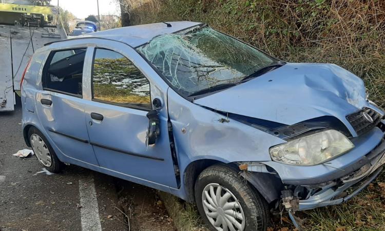 Pollenza, perde il controllo dell'auto e va fuori strada: donna finisce in ospedale (FOTO)