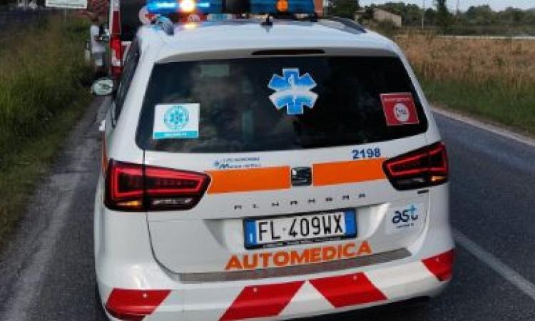 Monte San Giusto - Scontro tra due auto, una finisce in un campo: due uomini all'ospedale