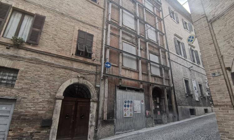 Macerata, il Comune si aggiudica all'asta un immobile in via Santa Maria della Porta
