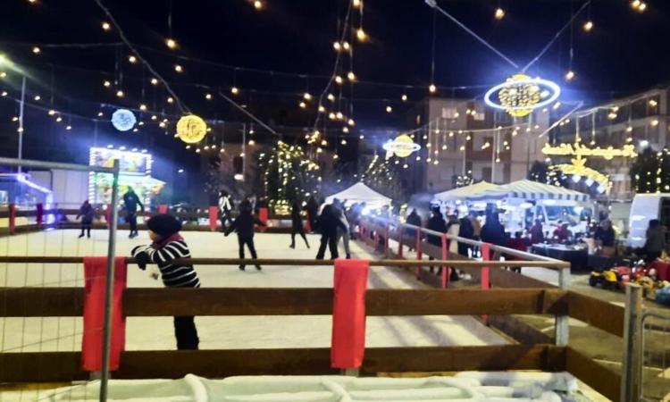 Castelraimondo, in piazza Dante si pattina: attiva la pista sul ghiaccio