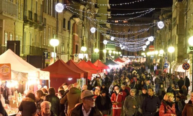 Macerata, in Corso Cairoli arriva il mercatino di Natale: cambia anche la viabilità Macerata, in Corso Cairoli arriva il mercatino di Natale: cambia anche la viabilità