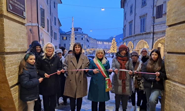 San Severino, in mostra le opere di mamma e figlia: taglio del nastro per "Art Exhibition" San Severino, in mostra le opere di mamma e figlia: taglio del nastro per "Art Exhibition"