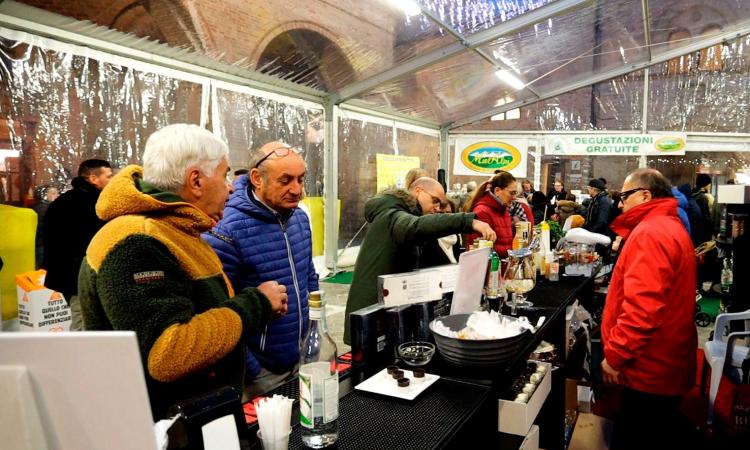 Montelupone, oltre 7mila visitatori in 3 giorni: i mercatini di Natale del miele fanno sold-out