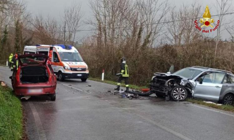 Amandola, botto lungo la statale 210: due conducenti estratti dall'abitacolo dai vigili del fuoco