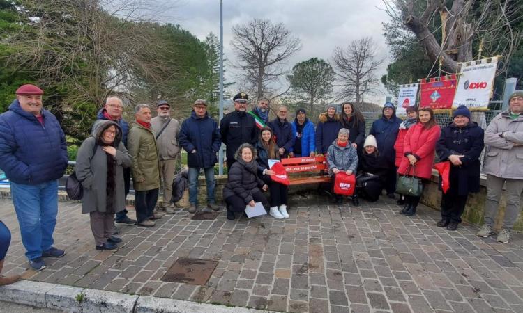 Sarnano, una panchina rossa in occasione del 50° anniversario di Aido