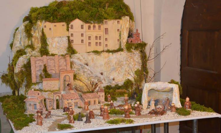 "Tra Cielo e Terra: un angelo tra noi", presepi d’arte ceramica in mostra ad Appignano