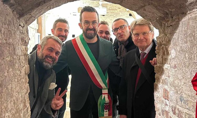 Monte San Giusto, inaugurata la mostra dei presepi artistici con una scena dedicata a San Francesco