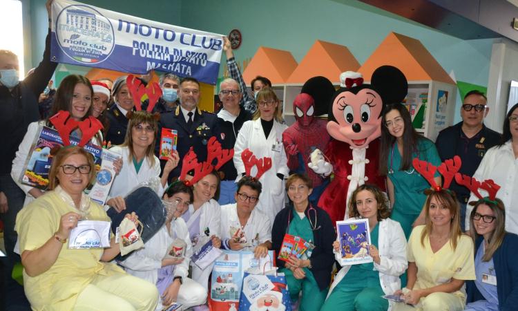 Macerata, il Moto club della polizia di Stato regala sorrisi ai bambini del reparto di Pediatria dell'ospedale