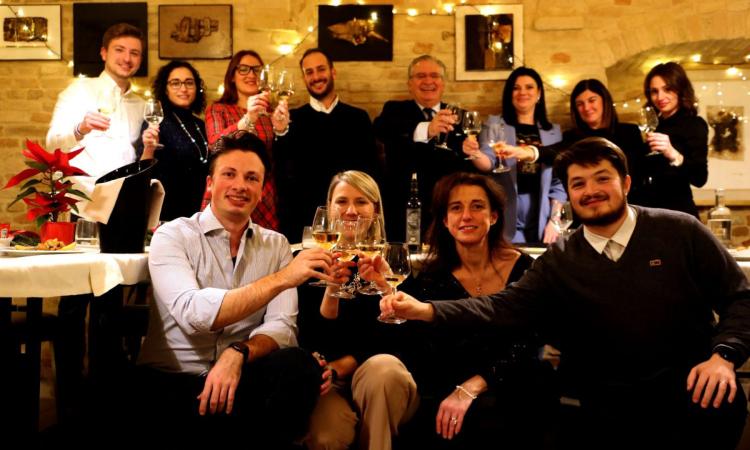 Macerata, lo staff Studi Dentistici Galeotti brinda al Natale con una cena speciale tra allegria e amicizia (FOTO)