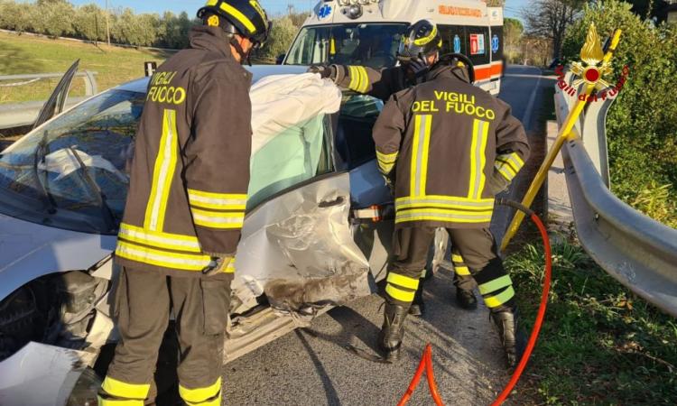 Montecassiano, scontro fra tre auto: donna liberata dall'abitacolo dai vigili del fuoco Montecassiano, scontro fra tre auto: donna liberata dall'abitacolo dai vigili del fuoco