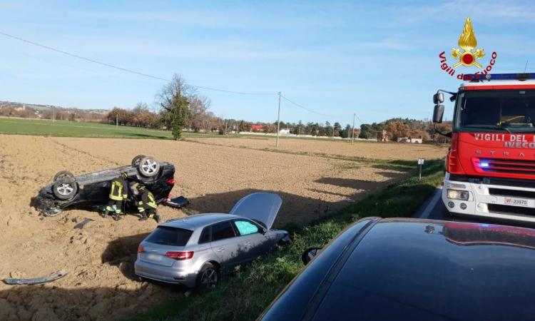 Scontro fra tre auto, una si ribalta: feriti trasportati all'ospedale