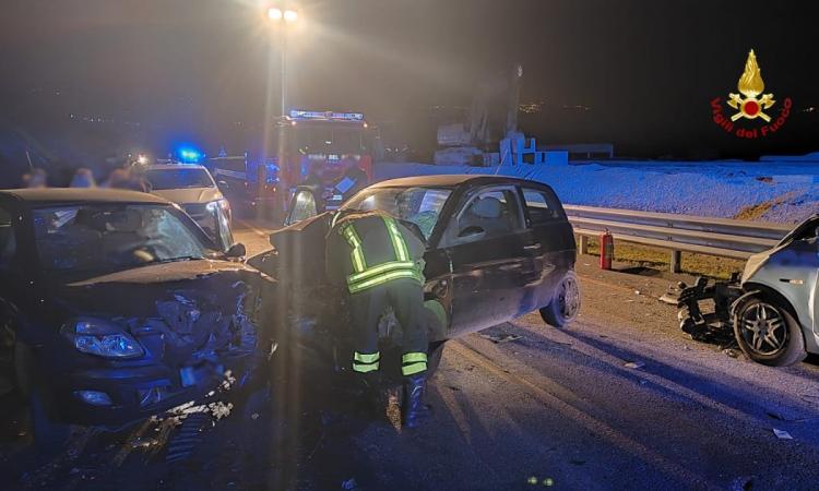 Matelica, incidente lungo la statale: tre feriti in ospedale Matelica, incidente lungo la statale: tre feriti in ospedale
