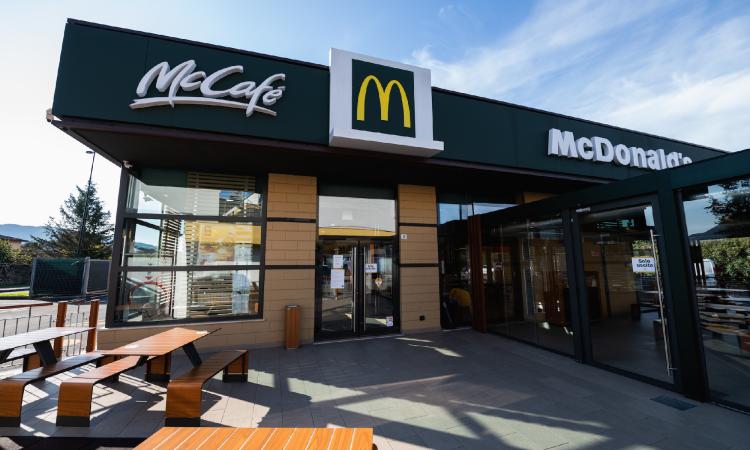 Montecassiano, per le feste di Natale aperto il nuovo negozio McDonald's: al lavoro 47 persone Montecassiano, per le feste di Natale aperto il nuovo negozio McDonald's: al lavoro 47 persone