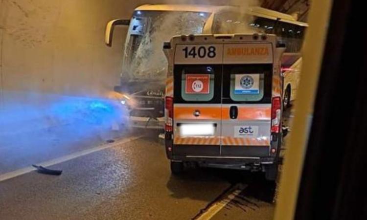 Drammatico incidente in galleria, si scontrano bus di ragazzini in gita e ambulanza: quattro morti (VIDEO)
