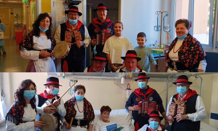 Li Matti de Montecò, visita speciale al Salesi di Ancona: sorrisi e regali ai piccoli pazienti (FOTO) Li Matti de Montecò, visita speciale al Salesi di Ancona: sorrisi e regali ai piccoli pazienti (FOTO)
