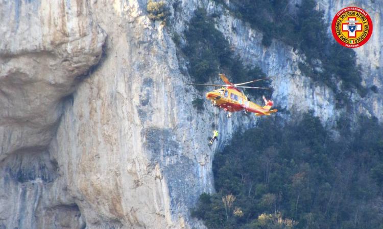 Escursionista cade lungo il sentiero del Foro degli Occhialoni: eliambulanza e soccorso alpino lo recuperano
