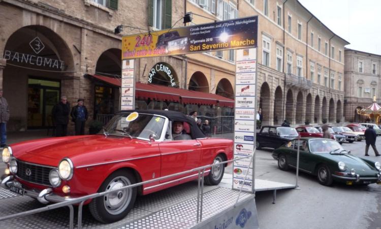 San Severino, da piazza del Popolo a Pioraco: le auto d’epoca protagoniste di "240 Minuti sotto le Stelle"