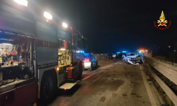 Maxi tamponamento in superstrada: nove feriti, una donna è grave