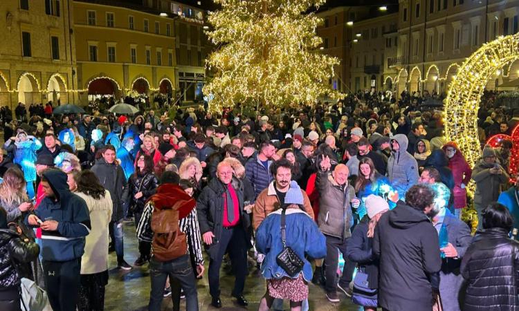 San Severino, la festa di Capodanno in piazza del Popolo è un successo: oltre 5mila le presenze San Severino, la festa di Capodanno in piazza del Popolo è un successo: oltre 5mila le presenze