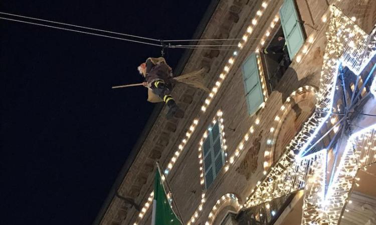 Epifania, doppio appuntamento a Civitanova: la Befana si calerà sulla piazza sospesa in aria