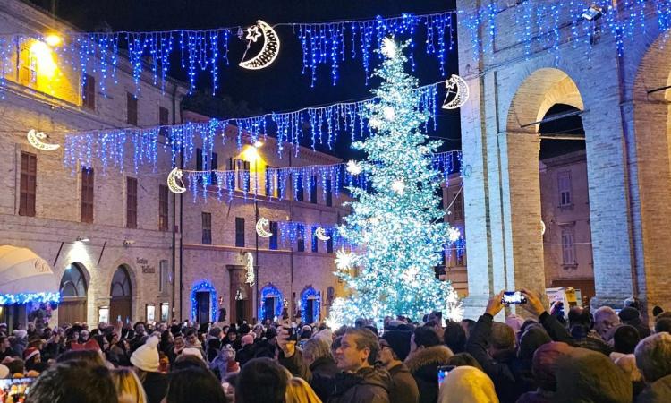 A Corridonia la Befana scende giù dal tetto del teatro Velluti: il programma per il 6 gennaio