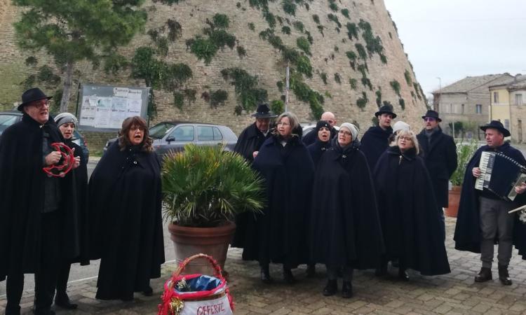Il canto della Pasquella con il coro Oddo Marconi di Montefano Il canto della Pasquella con il coro Oddo Marconi di Montefano