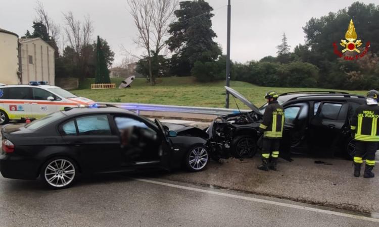Scontro tra una Mercedes e una Bmw: entrambi i conducenti in ospedale