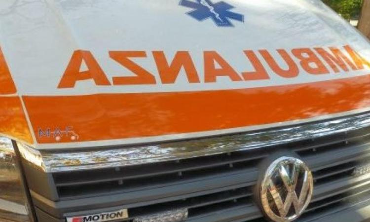 Perde il controllo dell’auto e si schianta contro un albero: muore un uomo Perde il controllo dell’auto e si schianta contro un albero: muore un uomo