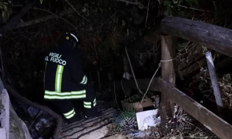 Scivola in una scarpata e muore: i vigili del fuoco recuperano il corpo di un uomo Scivola in una scarpata e muore: i vigili del fuoco recuperano il corpo di un uomo