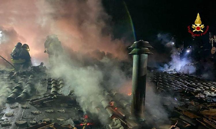 Tetto in legno va a fuoco, in fiamme quasi 150 metri quadrati: evacuati i residenti (FOTO)