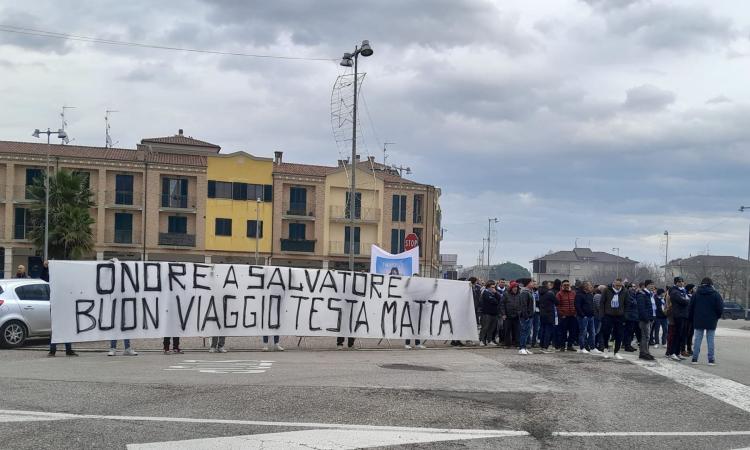 Morrovalle, l’ultimo saluto a Salvo: gli ultras delle Marche uniti nel ricordo Morrovalle, l’ultimo saluto a Salvo: gli ultras delle Marche uniti nel ricordo