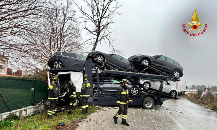 Scontro tra tir e bisarca: un uomo estratto dalla lamiere dai vigili del fuoco e condotto a Torrette