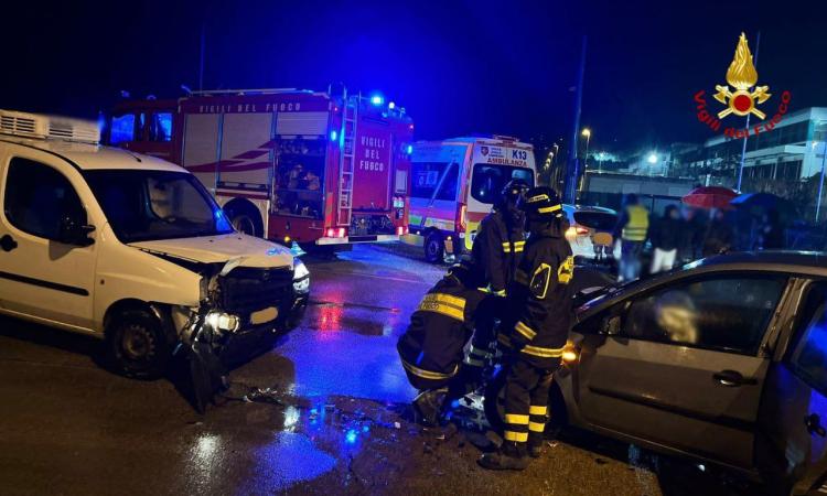 Scontro tra due auto e un furgone lungo la provinciale: tre feriti in ospedale