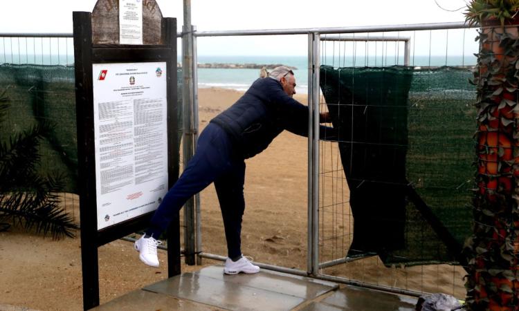 Civitanova, balneari in acque agitate. Battistelli: "Se chiudiamo tutti per una stagione, che fine fa il Pil?" (VIDEO e FOTO)