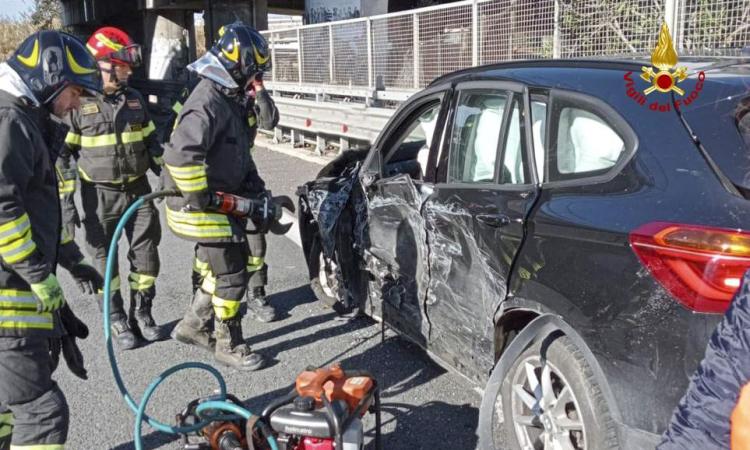 Scontro tra auto al raccordo autostradale: due feriti estratti dalle lamiere Scontro tra auto al raccordo autostradale: due feriti estratti dalle lamiere
