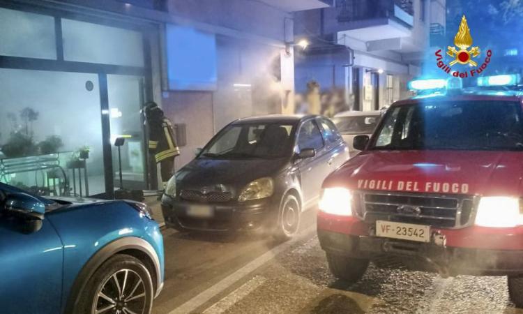 Paura nella notte, incendio nel negozio di fiori: ore per estinguere le fiamme