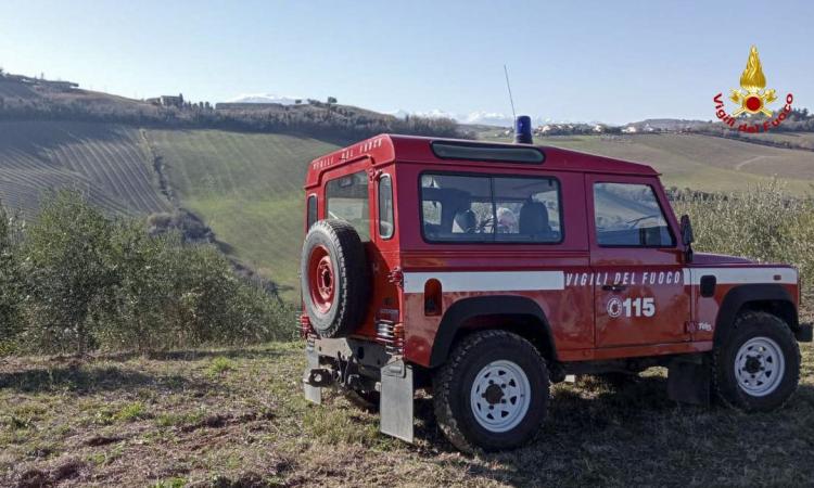 Cacciatore accusa un malore improvviso: i vigili del fuoco lo recuperano in un canalone