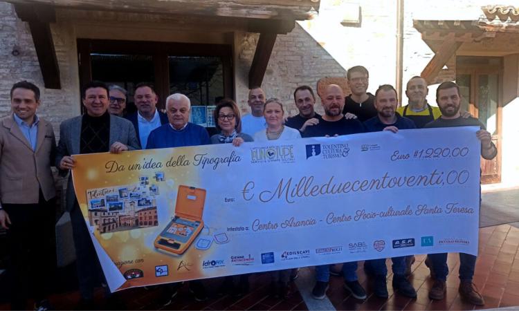 Tolentino, Linotype: la vendita della strenna natalizia "finanzia" l'acquisto di un defibrillatore Tolentino, Linotype: la vendita della strenna natalizia "finanzia" l'acquisto di un defibrillatore