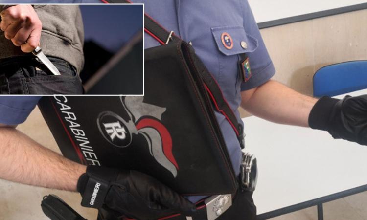 Porto Recanati, minaccia con il coltello mamma e bimbo per pochi euro: inchiodato dal tatuaggio sul braccio Porto Recanati, minaccia con il coltello mamma e bimbo per pochi euro: inchiodato dal tatuaggio sul braccio