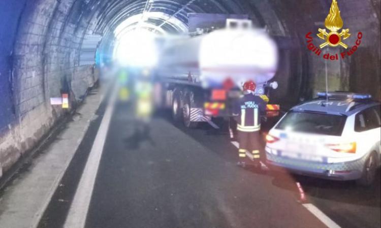 Incidente in A14: coinvolti anche un camion e una cisterna, code e traffico in tilt