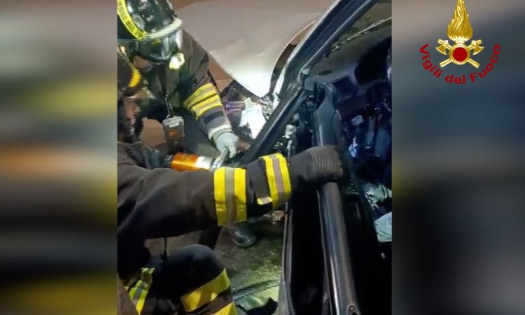 Incidente in galleria, scontro tra due auto e un furgone: un uomo estratto dai vigili del fuoco (VIDEO)