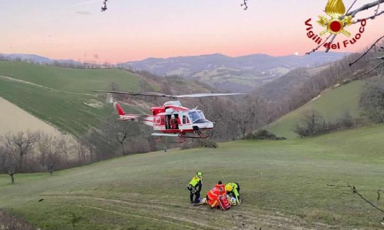Incidente col trattore in una zona impervia: uomo recuperato con l'elicottero Incidente col trattore in una zona impervia: uomo recuperato con l'elicottero