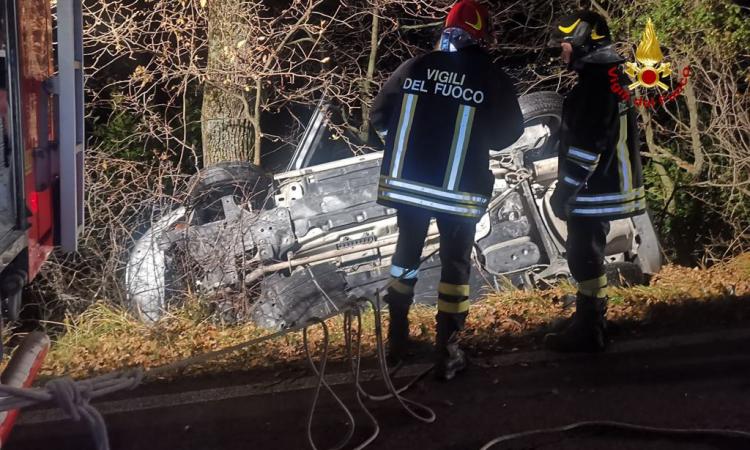 Incidente nella notte, perde il controllo dell'auto e finisce contro un albero Incidente nella notte, perde il controllo dell'auto e finisce contro un albero