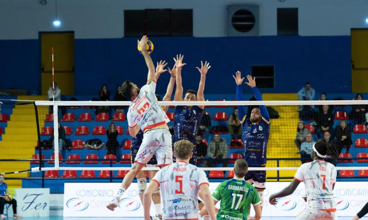 Volley, Palmi completa la rimonta e batte Macerata al tie-break Volley, Palmi completa la rimonta e batte Macerata al tie-break