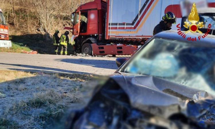 Scontro frontale tra una Panda e un camion: un uomo in ospedale Scontro frontale tra una Panda e un camion: un uomo in ospedale