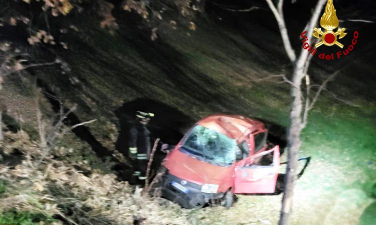 Incidente con il furgone rubato, muore 17enne: gravi anche il padre e il cugino Incidente con il furgone rubato, muore 17enne: gravi anche il padre e il cugino