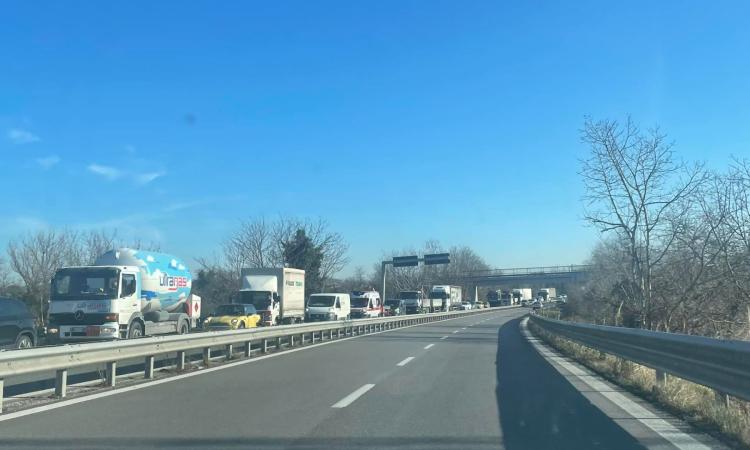 Tolentino, auto si ribalta in superstrada: ferito 34enne e traffico in tilt