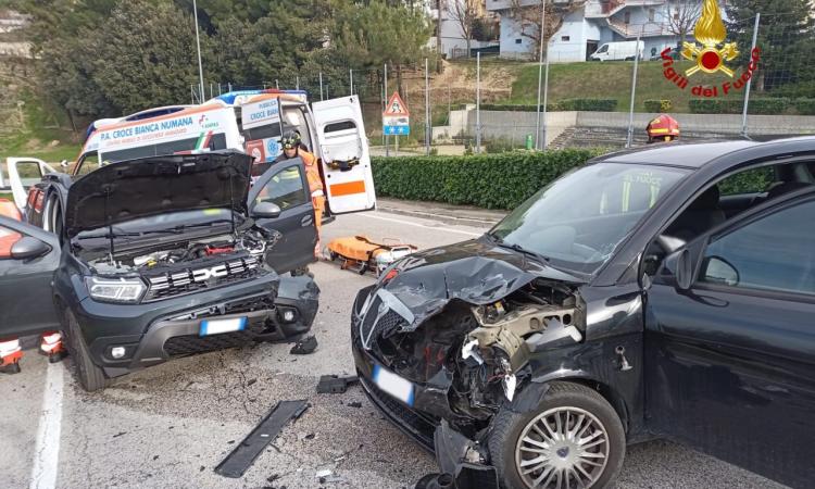 Scontro frontale tra due auto: quattro feriti in ospedale